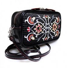 Skórzana torebka z haftowanym frontem