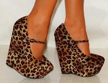 SPRZEDAM!!!
Model: Giuseppe 
Materiał: zamsz ekologiczny / materiał syntetyczny 
Kolor: leopard / panterka
Obcas: 15.5 cm 
Platforma: 4.5 cm 
rozmiar.38  now iutkie!