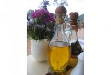 Oliwa z oliwek, oprócz nienasyconych kwasów tłuszczowych, zawiera witaminy o działaniu antyoksydacyjnym – A, E. Chronią one przed rozwojem miażdżycy, chorób nowotworowych. Przec...