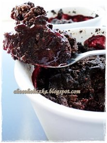 Owoce pod czekoladową kruszonką

Składniki na dwie porcje:
dwie garści owoców (użyłam mrożonych czerwonych owoców)
20 g gorzkiej czekolady
0,5 szklanki mąki
1 łyżka kakao
2 łyżk...