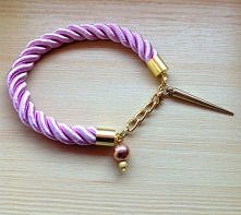 Bransoletka w kolorze różowym pastelowym z zawieszkami <3 Ręcznie robiona!