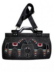 Filcowa torebka z haftem i odpinanym paskiem