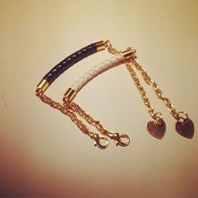 Bransoletki wykonane z plecionych rzemieni,na łańcuszkach w kolorze złotym z zawieszką serduszkiem. ŚLICZNE! Zapraszam na profil evennat!