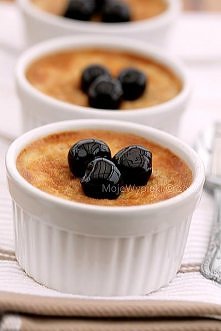 Budyń Zapiekany

 Składniki na 5 - 6 ramekinów:

    200 g wiśni (świeżych, mrożonych - rozmrożonych wcześniej na bibułce, z syropu, itp.)
    3 jajka
    1 łyżeczka ekstraktu z...