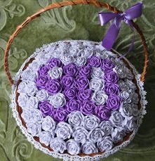 Kosz z papierowej wikliny i róże z krepiny-prezent na 90-te urodzony