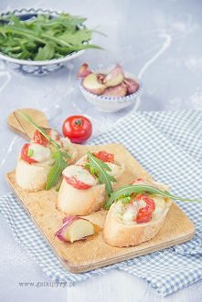 Grzanki z pomidorami i mozzarellą.