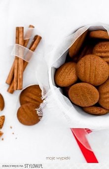 Ciasteczka cynamonowe
Składniki na 30 sztuk ciastek:

60 g masła
115 g golden syrupu
2 łyżki brązowego cukru
1 łyżka drobnego cukru do wypieków lub cukru pudru
185 g mąki pszenn...