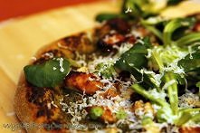 Pizza z ziołowym sosem i kurczakiem