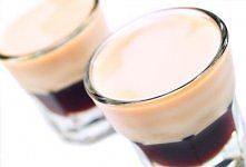 Drinki: Biały Rosjanin
Sposób przygotowania:

Do shakera wrzucamy 3 kostki lodu, wlewamy, wódkę, krem i mleczko. Wstrząsamy energicznie ok. 5 sek., do szkła (dla kobiet kielisze...