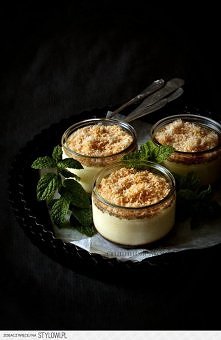 Krem karmelowo – kokosowy

porcja dla 6 osób

180 g plus 150 g cukru
6 jajek
1/2 cytryny
500 ml mleka
500 ml mleczka kokosowego
40 g wiórek kokosowych, lekko grillowanych
Rozgrz...