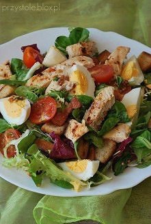 WIOSENNA SALATKA Z BOCZKIEM I JAJKAMI.

 Składniki (na 4 porcje):

 opakowanie mieszanki różnych sałat
 150 g pomidorków koktajlowych
 50 g wędzonego boczku
 4 kromki pie...