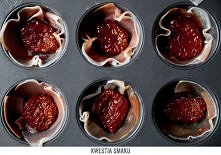 zobaczcie obrazek ! Jajka zapiekane w formie na muffiny 

Składniki, 6 sztuk:

•	6 plasterków suszonej szynki (parmeńskiej, serrano)
•	6 kawałków suszonych pomidorów w oleju
•	6...