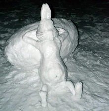 tej Wielkanocy lepiono kroliki i pisanki ze sniegu :D :D