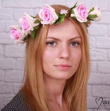 wianek z różowych różyczek