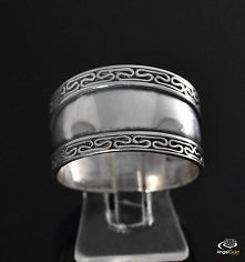 Elegancki pierścionek wykonany w całości ze srebra próby 925. Zdobiony oryginalnym wzorem. ANGELGOLD.PL