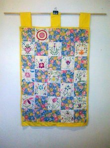 Patchwork z ręcznie haftowanymi elementami inspirowanymi haftem Kaszubskim.