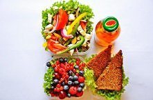 Kolorowa sałatka
grzanki pełnoziarniste
owoce letnie
herbata owocowa

Kolorowa sałatka z papryki z serem brie

Składniki na 8 porcji:
po strąku czerwonej, żółtej i zielonej papr...