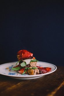 Kanapka z pieczonymi truskawkami, serem oraz miętową czekoladą