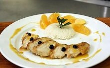 Pierś z kurczaka w pomarańczowym sosie

składniki:
1 filet z piersi kurczaka
150 ml soku z pomarańczy
10 ml  likieru
1 łyżeczka skrobii
100 g ryżu

Do dekoracji:

1/2 pomarańczy...