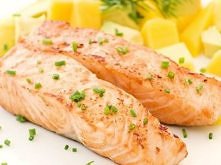 Łosoś gotowany na parze z sosem grzybowym
1 porcja = 270 kcal

składniki:
Stek z łososia - 200 g (1 szt)
Pieczarki konserwowane (drobne) - 50 g
Cebula (mała głowka) - 1 szt
Jogu...