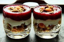 Łatwy zimowy deser jogurtowo-malinowy |
 Trzy składniki – jogurt, muesli i ma...