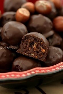 Trufle orzechowe
 Składniki na około 35 trufelków:
 
pół szklanki nutelli
 pół szklanki podpieczonych, zmielonych orzechów laskowych (wystudzonych)
 pół szklanki podpieczonych p...