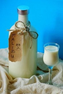 Malibu -zrób sama
 Ilość: 2 pełne butelki 0,7 l każda
 
Składniki: 

250 ml wody+250 ml spirytusu/500 ml wódki,
 200 g kokosu,
 1 puszka mleka skondensowanego słodzonego,
 1 pus...