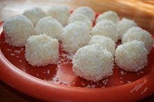 Składniki:
200 g wiórki kokosowe,
200 g biała czekolada,
50 g masło,
1 szklanka śmietanka kremowa,
1 łyżka rum,
garść migdały

Co i jak?

Czekoladę pokruszyć na małe kawałeczki....