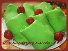 Składniki na ciasto naleśnikowe:
2 jajka;
1 szklanka mąki pszennej;
0,5 szklanki mleka kokosowego;
1 szklanka mleka;
2 łyżki oleju;
1 op. cukru waniliowego;
szczypta soli;
1 łyż...