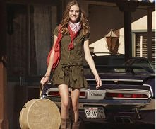 Odzież Terranova wyróżnia się szeroką gamą kolorów i niezwykle atrakcyjnymi cenami jak również podążaniem za aktualnymi trendami w świecie mody.