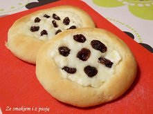 Domowe drożdżówki z serem, budyniem i rodzynkami