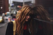 i ta pieprzona perfidna sprzeczność uczuć . chcesz , tęsknisz , myślisz i równocześnie nie chcesz , boisz się , i żałujesz .