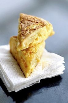 Zapiekane ziemniaki (Tortilla de patatas)

8 jajek
1 duża cebula (albo 2 średnie)
1 filiżanka oliwy
1 łyżeczka soli
pieprz

Ziemniaki obierz i pokrój w cieniutkie plasterki (moż...