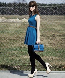 niebieska sukienka i cielis...