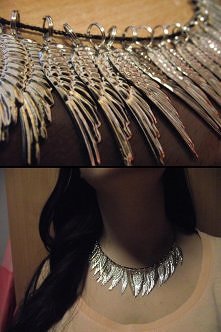 Skrzydlaty naszyjnik, który...