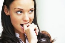 Słodkie minki, trzepotanie rzęsami, uroczy uśmiech… Wszystkie te z pozoru niewinne gesty mogą zdziałać naprawdę wiele, a my, kobiety, doskonale zdajemy sobie z tego sprawę.