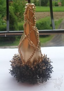 Wazon. Szyszki, farba, klej, koraliki i już