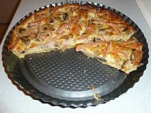 Tarta Capriciosa 
 Tarta:
-100g margaryny/masła
-200g mąki
-1 żółtko
-3-4 łyżki zimnej wody
-0,5 łyżeczki soli

 W misce kroimy masło na małe kostki, zasypujemy je mąką i solą, ...