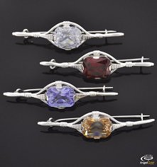 Elegancka   broszka . Wykonana w całości ze srebra próby 925. Zdobiona pięknie błyszczącą kolorowa cyrkonią  w kształcie prostokąta o wymiarach 10x12mm. ANGELGOLD.PL