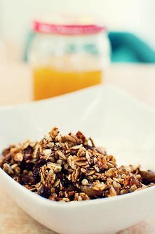 GRANOLA Z PATELNI

Składniki:
- garść płatków owsianych,
- garść płatków orkiszowych,
- garść ziaren słonecznika,
- siemię lniane,
- rodzynki,
- otręby owsiane,
- łyżka miodu

W...