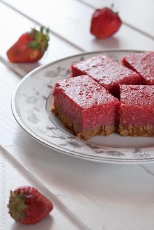 TRUSKAWKOWIEC CYTRYNOWY

Spód:
- 220 g ciasteczek digestive,
- 80 g stopionego masła

Ciasteczka kruszymy na pył, mieszamy z roztopionym masłem. Wykładamy na dno formy (moja o b...