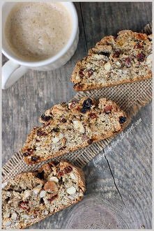 PEŁNOZIARNISTE CIASTECZKA BISCOTTI  Składniki: - 1 szkl. mąki pełnoziarnistej...