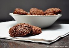 OTRĘBOWE CIASTECZKA KOKOSOWE Składniki: - 80 g otrębów, - 60 g pszennej pełnoziarnistej, - 1 łyżeczka proszku do pieczenia, - 30 g wiórek kokosowych, - 2 łyżki ciemnego kakao, -...