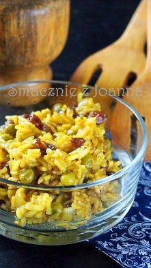 PROSTE RISOTTO Z CURRY I RODZYNKAMI

Składniki:
- 200 g suchego ryżu,
- 1 cebula,
- 2 ząbki czosnku,
- 2 łyżeczki curry w proszku,
- 400 ml lekkiego bulionu warzywnego lub drobi...