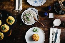 Parmezanowe bułeczki z ziołami oraz pastą grzybową z fetą