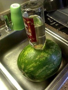 (ewentualnie można zrobić otwór i butelkę wódki końcem włożyć w arbuzie <do góry dnem, wsiąknie cała)