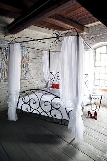 z drewnianym sufitem