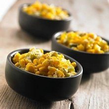 SAŁATKA Z AWOKADO I KUKURYDZY - składniki: 1 kolba kukurydzy 1 awokado 1 pomidor 1/2 czerwonej cebuli pokruszona feta posiekana nać kolendry sos: sok z 1 limonki łyżeczka maryna...