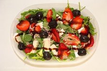 ZDROWE ŚNIADANIE :
Składniki

rukola
2 łyżki czarnych oliwek
1 łyżka pestek słonecznika
4 średnie truskawki
kawałek sera camembert
oliwa z orzechów włoskich
ocet balsamiczny