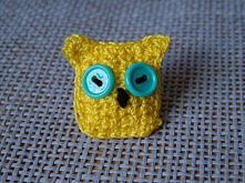 Szydełkowa sówka-broszka